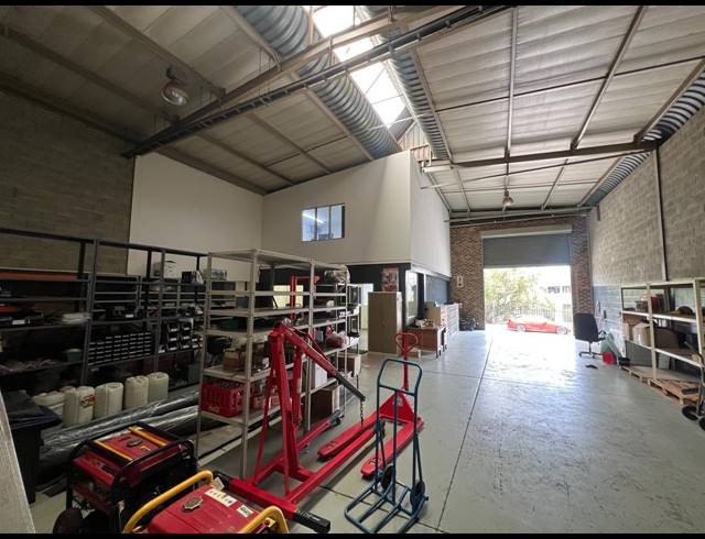 252M² WAREHOUSE TO LET IN LASER PARK